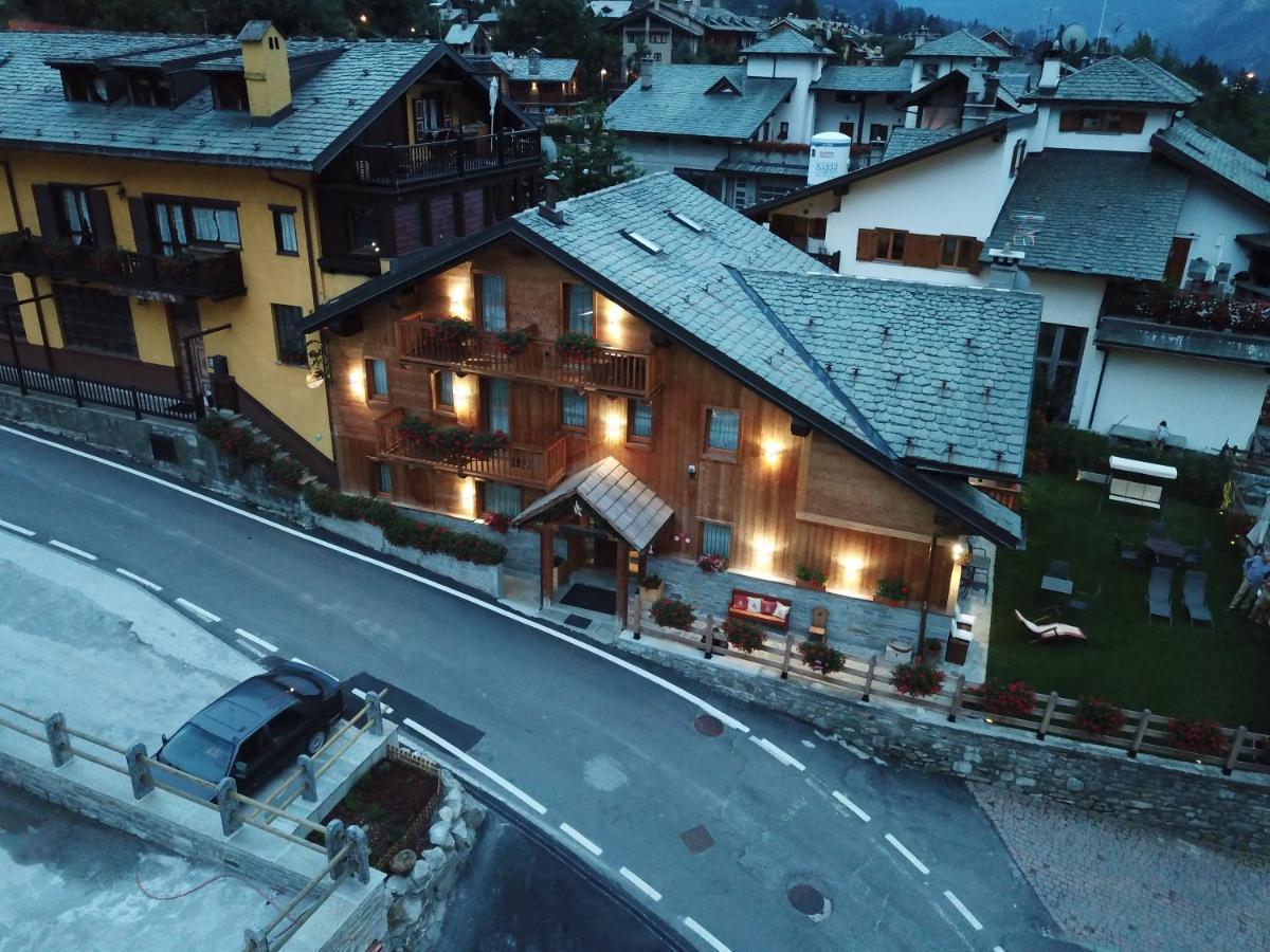 Hotel L'Abri Des Amis Courmayeur Exterior foto