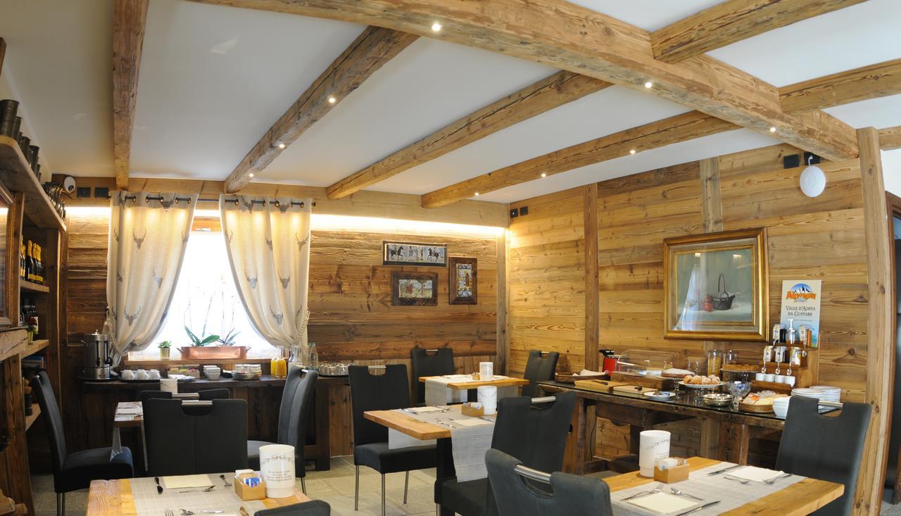 Hotel L'Abri Des Amis Courmayeur Exterior foto